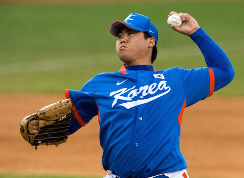 South Korea's starting pitcher Ryu Hyun-jin throws against Cuba in the first inning of the men's baseball final at the 2008 Beijing Olympic Games on August 23, 2008.   