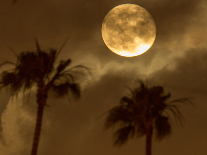 SANTA MONICA, CA - JUNE 23:  The Super Moon rises over Santa Monica on June 23, 2013  in Santa Monica, California. (Photo by Christopher Polk/Getty Images)