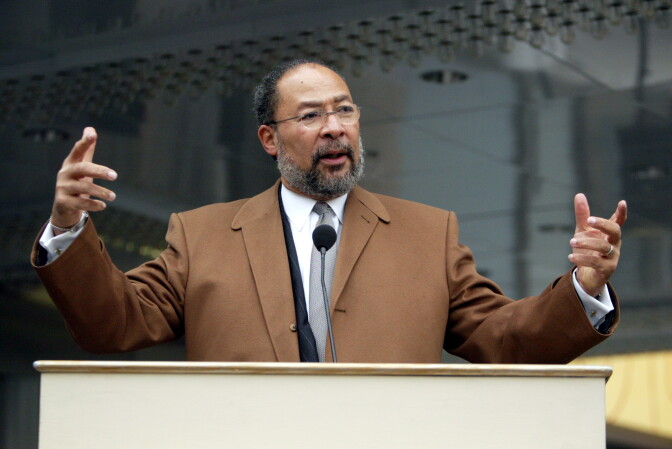 Former Time Warner CEO Dick Parsons delivers a speech during a ceremony to unveil the Apollo Theater's refurbished facade and marquee, Thursday, Dec. 15, 2005 in New York. Time Warner provided financial support for the two-year renovation. (AP Photo/Mary Altaffer)