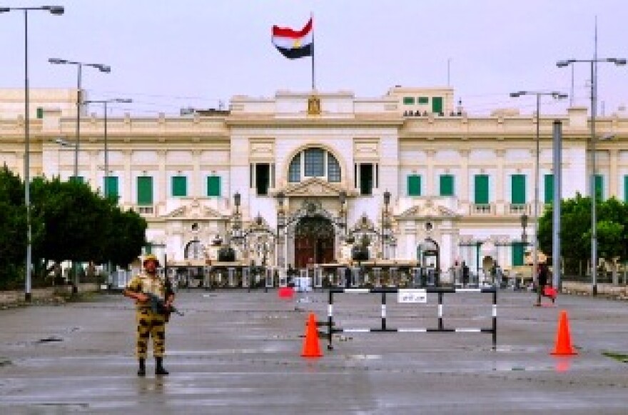 Egyptian soldiers stand guard outside the Abdin Presidential Palace in central Cairo on February 10, 2011 on the 17th day of protests calling for the oust of President Hosni Mubarak.