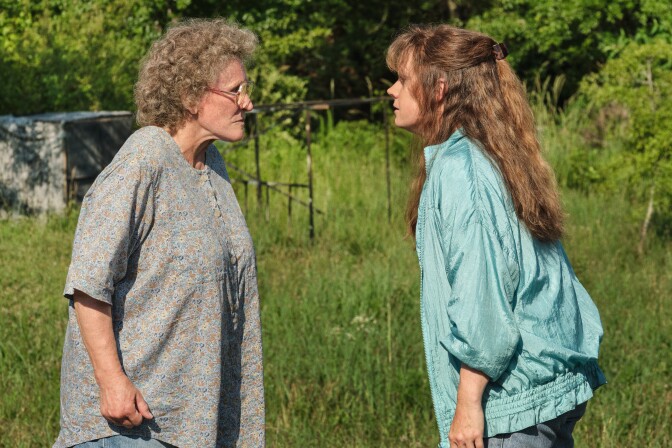 HILLBILLY ELEGY: (L to R) Glenn Close ("Mamaw”),  Amy Adams (“Bev”). Photo Cr. Lacey Terrell/NETFLIX © 2020