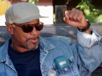 Former Black Panther Geronimo Pratt talks to the media upon his arrival to Marin City, Calif., on June 12, 1997. Pratt, who had just been released from prison, was visiting Marin City where his wife and children lived. 