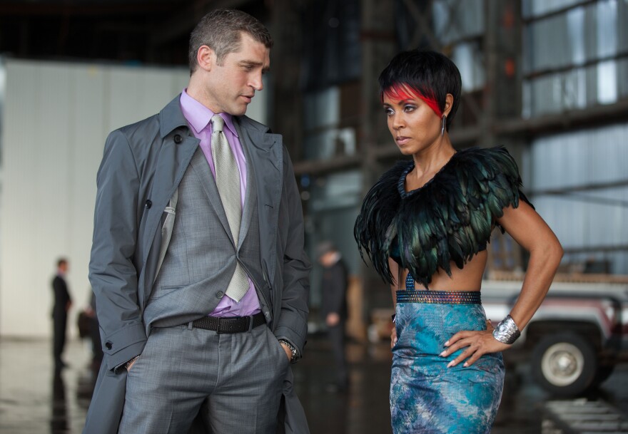 Fish Mooney (Jada Pinkett Smith, R) and Nikolai Azarov (guest star Jeremy Davidson, L) discuss the future of the Falcone family in the "Penguin's Umbrella" episode of "Gotham."