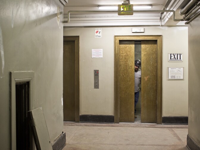 In the 1930s and 40s, the Rosslyn Hotel was a popular luxury hotel in downtown Los Angeles. It fell into disrepair and closed by the late 1950s.