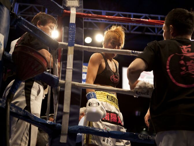 Shindo Go in her corner, talks to her trainer, preparing for round 2.