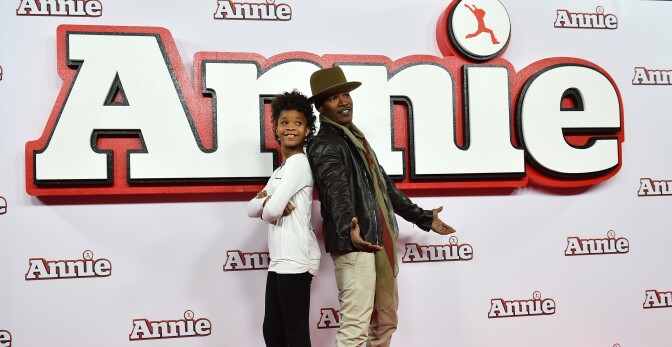 US actors Jamie Foxx and Quvenzhane Wallis posefor pictures during a photocall for the film "Annie" in central London on December 16, 2014. AFP PHOTO / BEN STANSALL        (Photo credit should read BEN STANSALL/AFP/Getty Images)