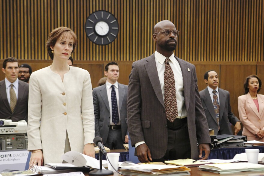 THE PEOPLE v. O.J. SIMPSON: AMERICAN CRIME STORY "Conspiracy Theories" Episode 107 (Airs Tuesday, March 15, 10:00 pm/ep) -- Pictured: (l-r) Sarah Paulson as Marcia Clark, Sterling K. Brown as Christopher Darden. CR: Ray Mickshaw/FX