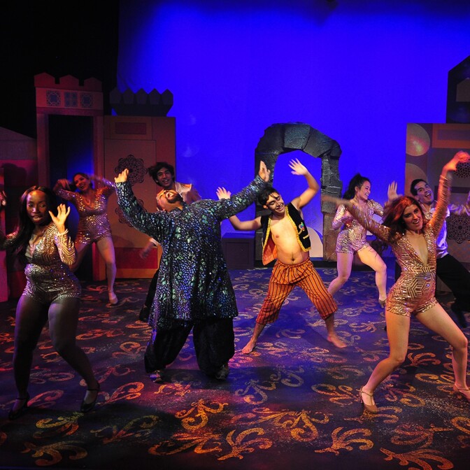 Lewis Powell III as the Genie in Aladdin, Dual Language Edition at Casa 0101 theater.