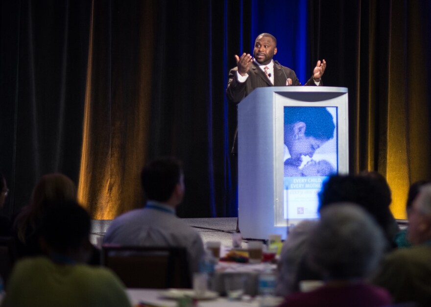 Dr. Eric Walsh, City of Pasadena Public Health Department, addresses attendees at the 2014 First Food Forum in San Antonio.
