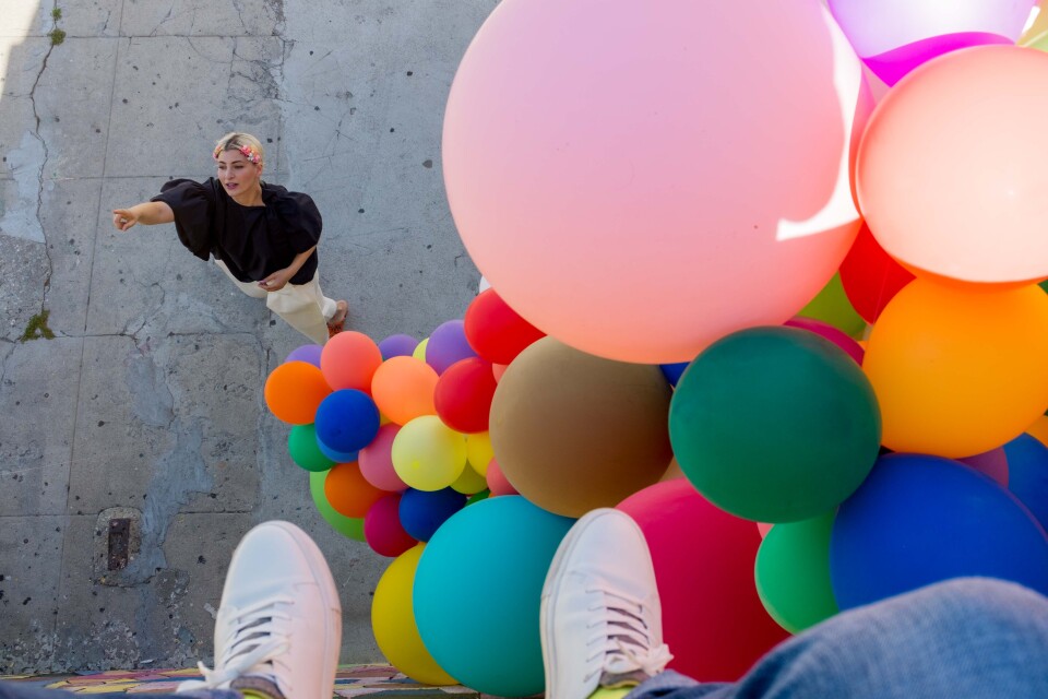 Geronimo Balloons founder Jihan Zencirli insalls a balloon structure. 