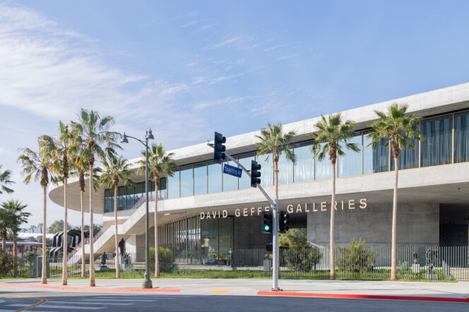 A street view of the LACMA building that houses the David Geffen Galleries. The building is finished with smooth grey concrete. 