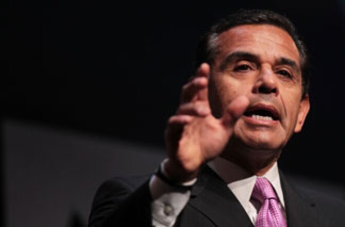 Los Angeles Mayor Antonio Villaraigosa speaks at the launch of the unaffiliated political organization known as No Labels December 13, 2010 at Columbia University in New York City.