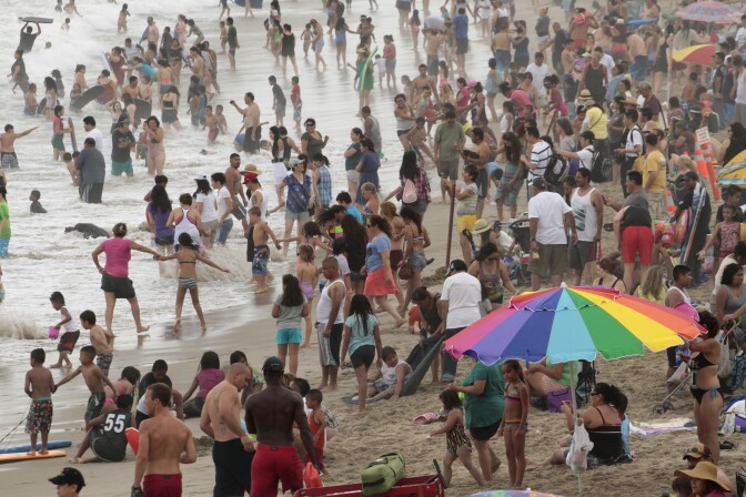 A large crowd of people gather at Santa Monica Beach in Santa Monica, California, June 30, 2011, amid the heat wave gripping the southwest US.  AFP PHOTO / JONATHAN ALCORN        (Photo credit should read JONATHAN ALCORN/AFP/Getty Images)
