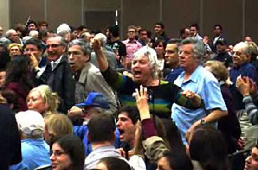 Screen capture from OC Register video of event attendees at UC Irvine presentation by Michael Oren. 