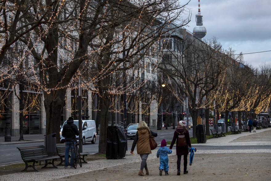 BERLIN, GERMANY - NOVEMBER 19: Visitors walk in boulevard Unter den Linden in the city center during the second wave of the coronavirus pandemic on November 19, 2020 in Berlin, Germany. Berlin is gearing up for the Christmas holiday season, albeit without the traditional annual Christmas markets, which have been cancelled due to pandemic. Germany is currently in a November semi-lockdown as authorities seek to rein in daily infection rates that have spiralled to record highs in recent weeks. (Photo by Maja Hitij/Getty Images)