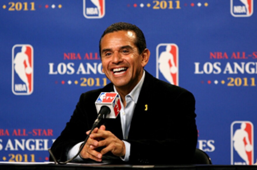 File picture of Los Angeles mayor Antonio Villaraigosa at a press conference