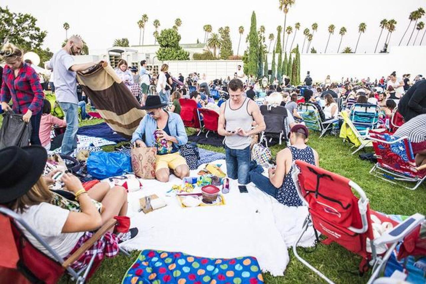 cinespia-picnicking.jpg