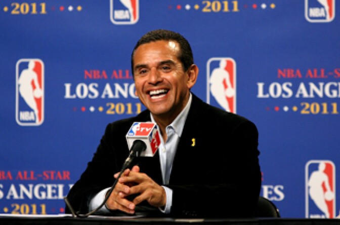 File picture of Los Angeles mayor Antonio Villaraigosa at a press conference