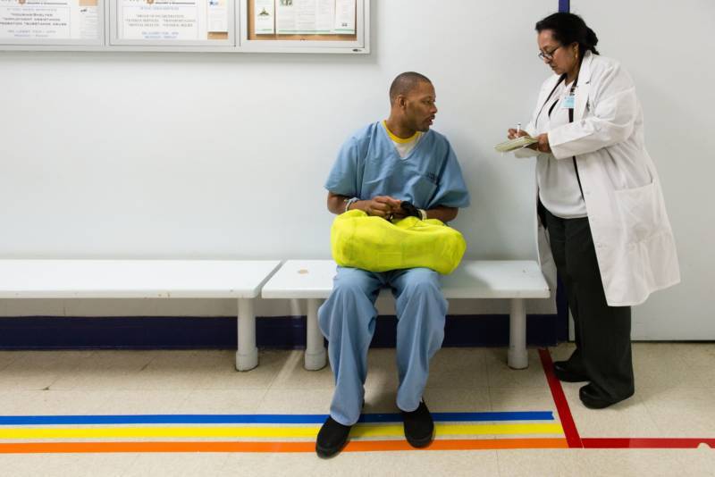 Public health nurse Martha Tadesse speaks with a patient at a Los Angeles County jail on January 17, 2018. (Heidi de Marco/KHN)