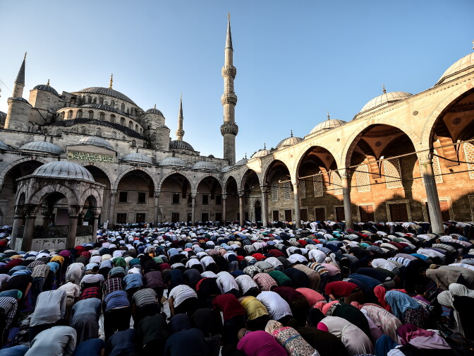 Muslim worshippers perform Eid al-Fitr prayers at the Blue mosque (Sultanahmet) on June 25, 2017 in Istanbul.
Eid al-Fitr festival marks the end of the holy Muslim fasting month of Ramadan during which devotees are required to abstain from food, drink and sex from dawn to dusk.  / AFP PHOTO / OZAN KOSE        (Photo credit should read OZAN KOSE/AFP/Getty Images)