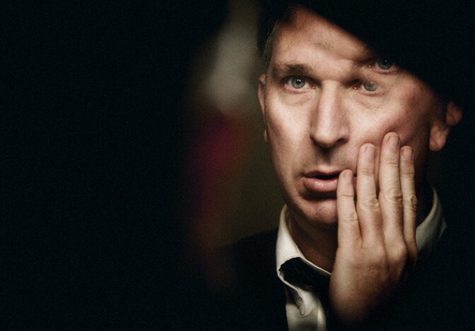 Comedian Wayne Federman checking himself 