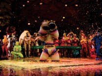 French-Canadian fashion designer Liz Vandal calls her costume design “organic origami.” Ovo opens tonight under the big top – or Grand Chapiteau – at the Santa Monica Pier. 