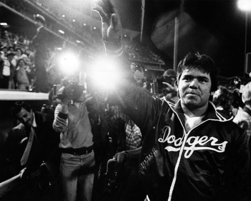 Dodgers' Fernando Valenzuela Becomes a U.S. Citizen