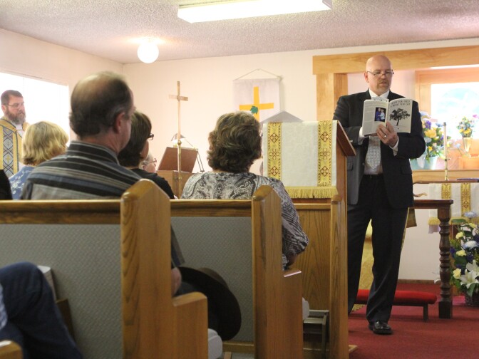 A friend of the family reads a tribute written by Susan McKaig, Byron's daughter, who attended the service but chose not to speak. "We can all take comfort knowing that they passed away quickly, literally in each others' arms."