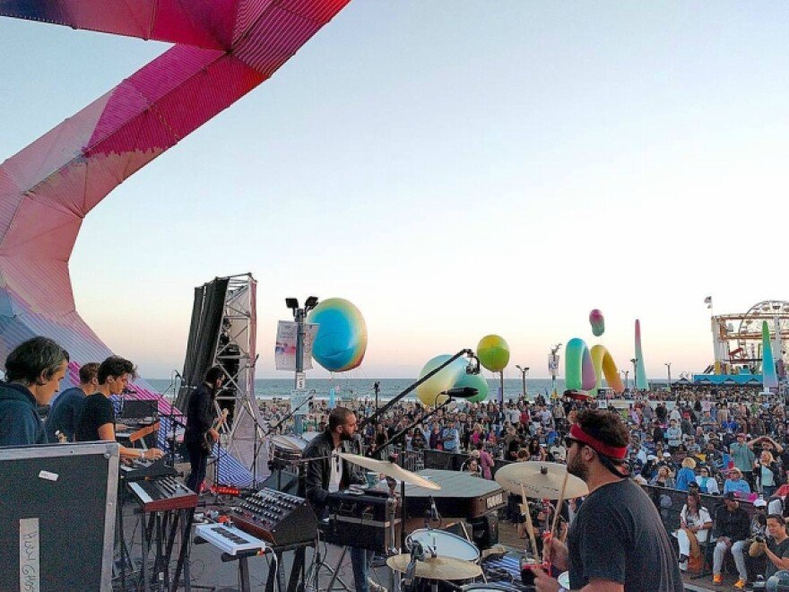 60,000 People Showed Up To A Free Concert At The Santa Monica Pier 60,000 People Showed Up To A Free Concert At The Santa Monica Pier
