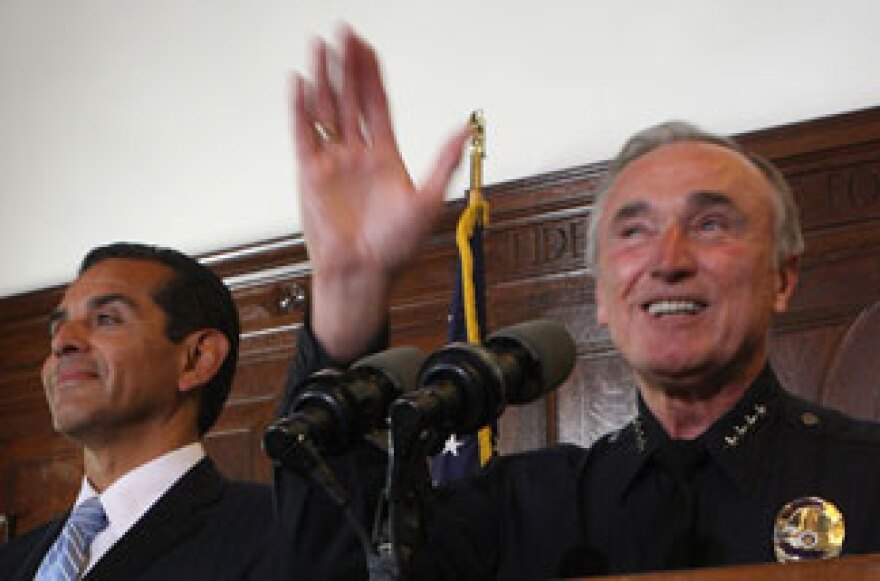 As Los Angeles mayor Antonio Villaraigosa (L) looks on, Chief of the Los Angeles Police Department Bill Bratton announces that he will resign from the department to head of a private security firm on August 5, 2009 in Los Angeles, California.