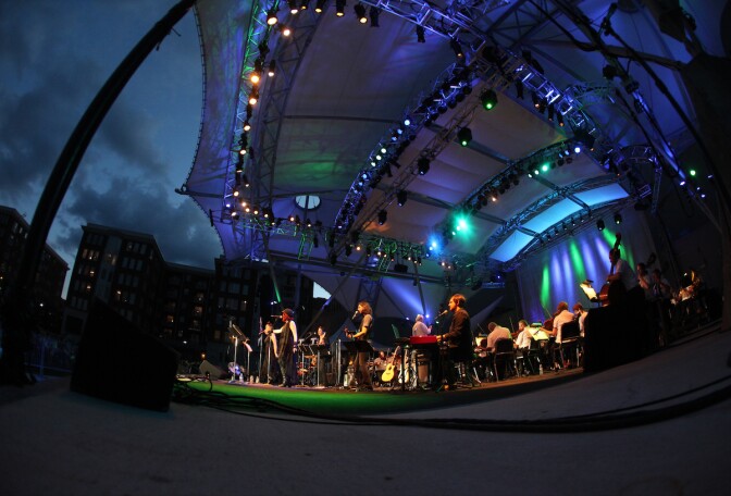 Fleetwood Mac tribute band on stage