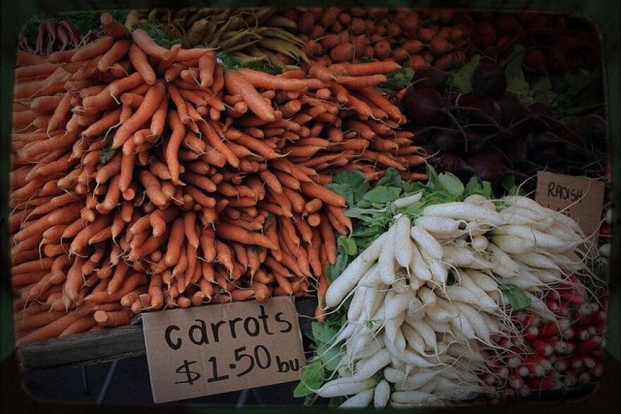 carrots-farmers-mkt.jpg