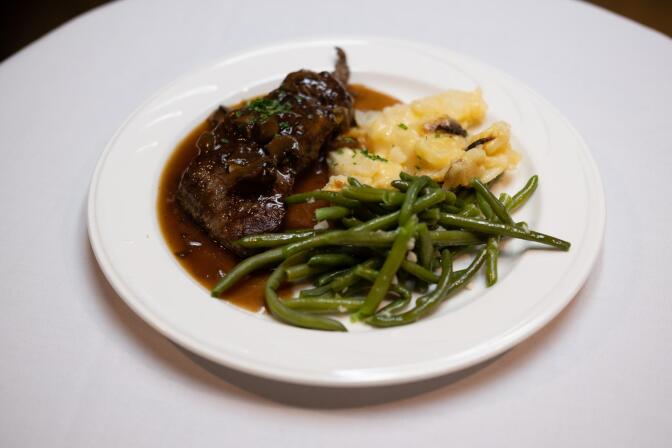 steak, mashed potatoes and green beans on a plate