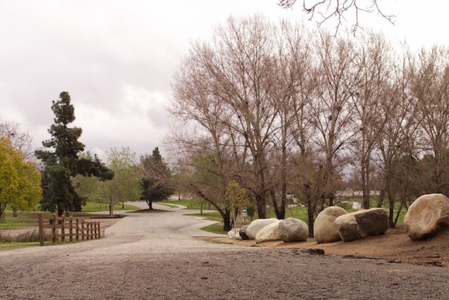 Woodley_park_access_road.jpg