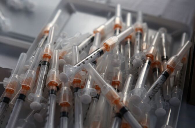 SAN PABLO, CA - NOVEMBER 05:  Syringes filled with H1N1 vaccine sit on a tray during a drive thru H1N1 vaccination clinic at Doctor's Medical Center November 5, 2009 in San Pablo, California. Hundreds of people lined up for hours to receive a free H1N1 vaccine as California public health officials say that shortages of the H1N1 vaccinations may make it imopssible to vaccinate all of the people at risk of contracting the H1N1 flu. County health agencies across California have received less than 45% of the vaccines ordered.  (Photo by Justin Sullivan/Getty Images)