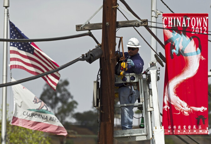 AT&T West unionized employees working as contract talks continue | LAist