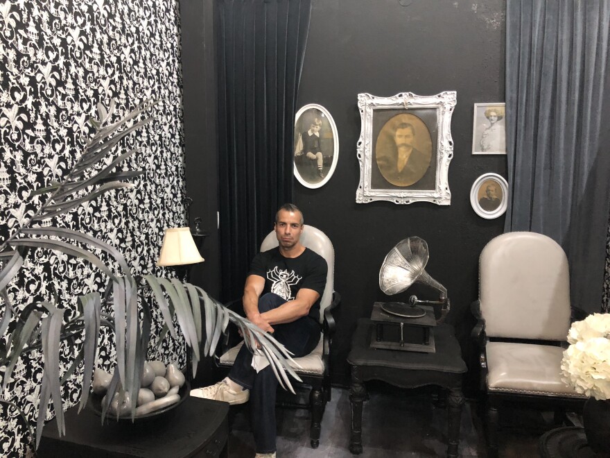 The room that features only monochromatic colors and commemorates black and white photography at the Museum of Selfies.
