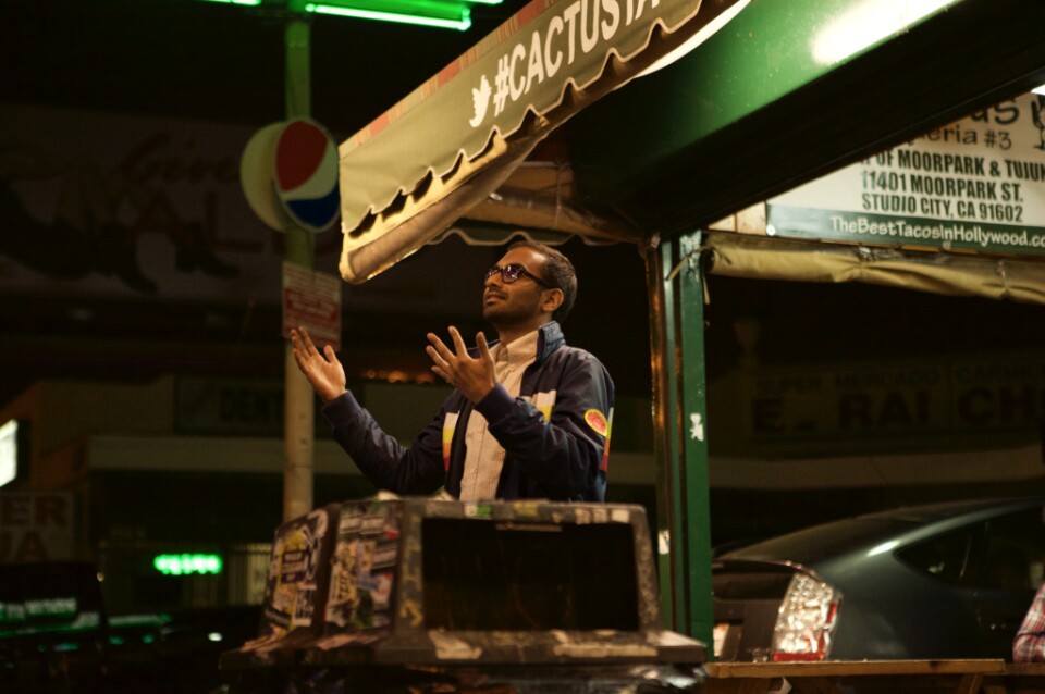 On their tour of Hollywood, "Crash Test" meets up with Aziz Ansari at a taco joint.