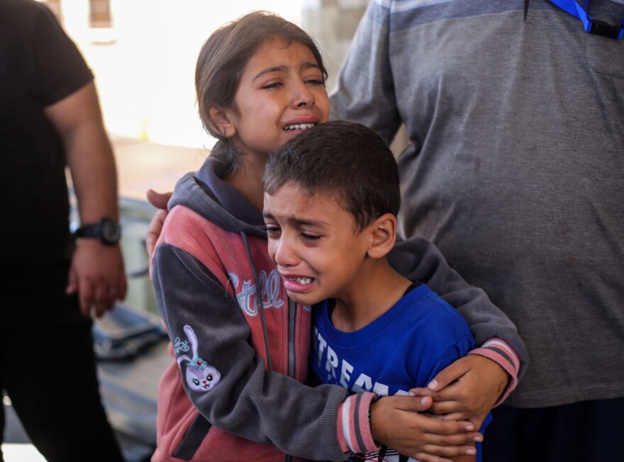 Children crying because of Israeli raids in Khan Yunis, Gaza.
