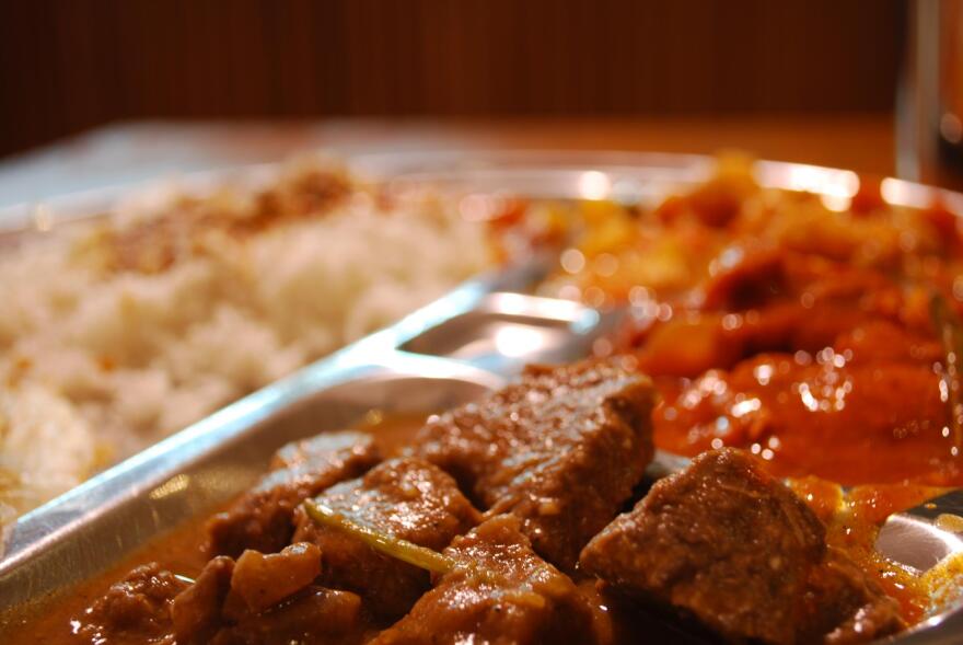 Close-up Lamb Curry, Chilli Chicken, Mixed Vegetable Curry, 1-roti and half-rice