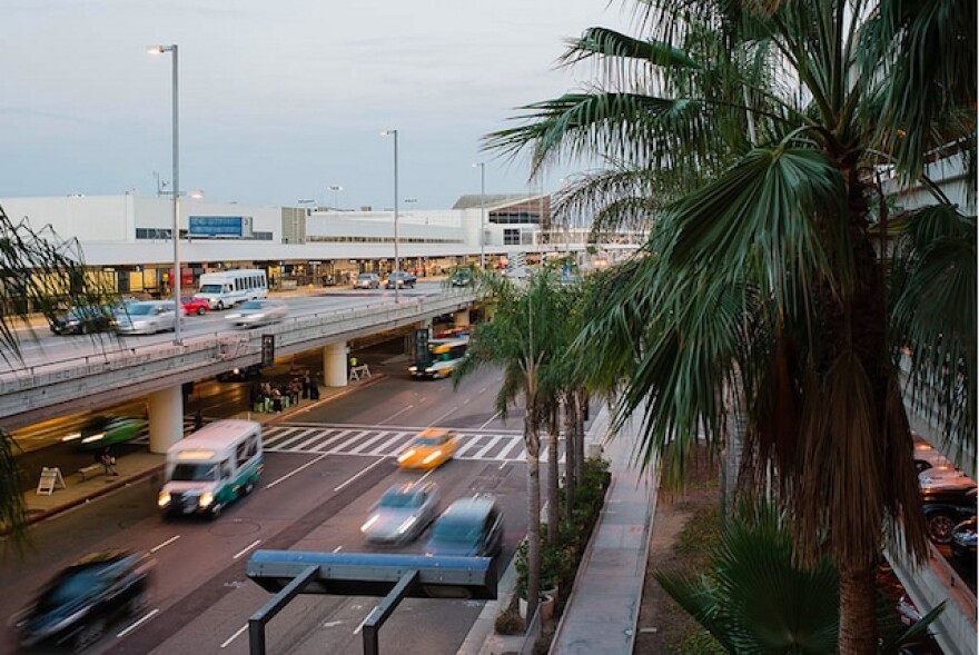 lax_departures_arrivals.jpg