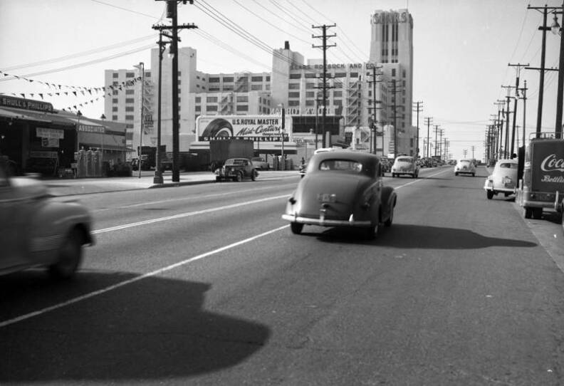 A few cars drive along the mostly empty four-lane Olympic Boulevard in 1950, with the Sears building in the background.