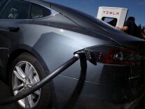 FREMONT, CA - AUGUST 16:  A Tesla Model S sedan is seen plugged into a new Tesla Supercharger outside of the Tesla Factory on August 16, 2013 in Fremont, California. Tesla Motors opened a new Supercharger station with four stalls for public use at their factory in Fremont, California. The Superchargers allow owners of the Tesla Model S to charge their vehicles in 20 to 30 minutes for free. There are now 18 charging stations in the U.S. with plans to open more in the near future.  (Photo by Justin Sullivan/Getty Images)