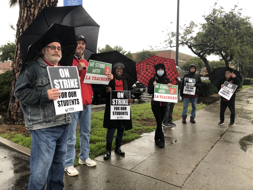 Teachers picketing at Bethune Middle School on first day of LAUSD strike, Monday January 14, 2019.