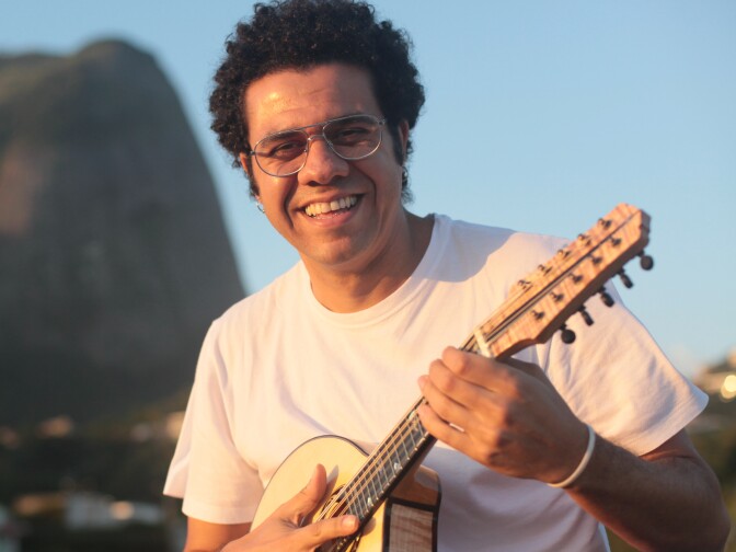 A master of the Brazilian bandolim, Hamilton de Holanda is determined to show the world what the instrument can do.