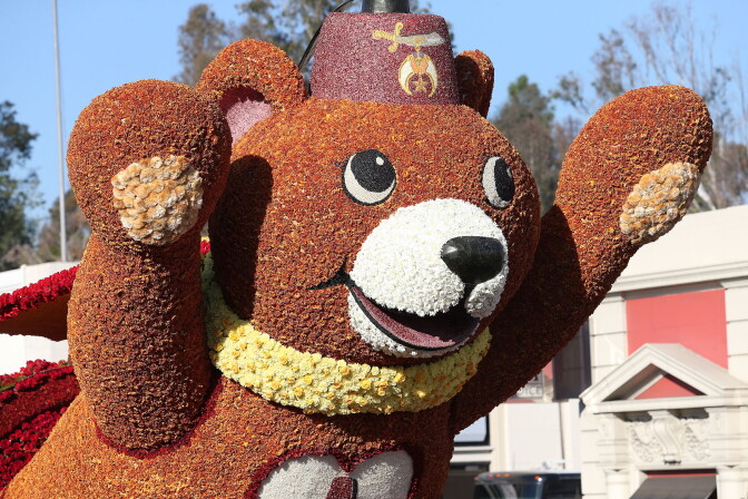 PASADENA, CA - JANUARY 01: The Volunteers Trophy float on the parade route during the 125th Rose Parade on January 1, 2014 in Pasadena, California.  (Photo by Frederick M. Brown/Getty Images)