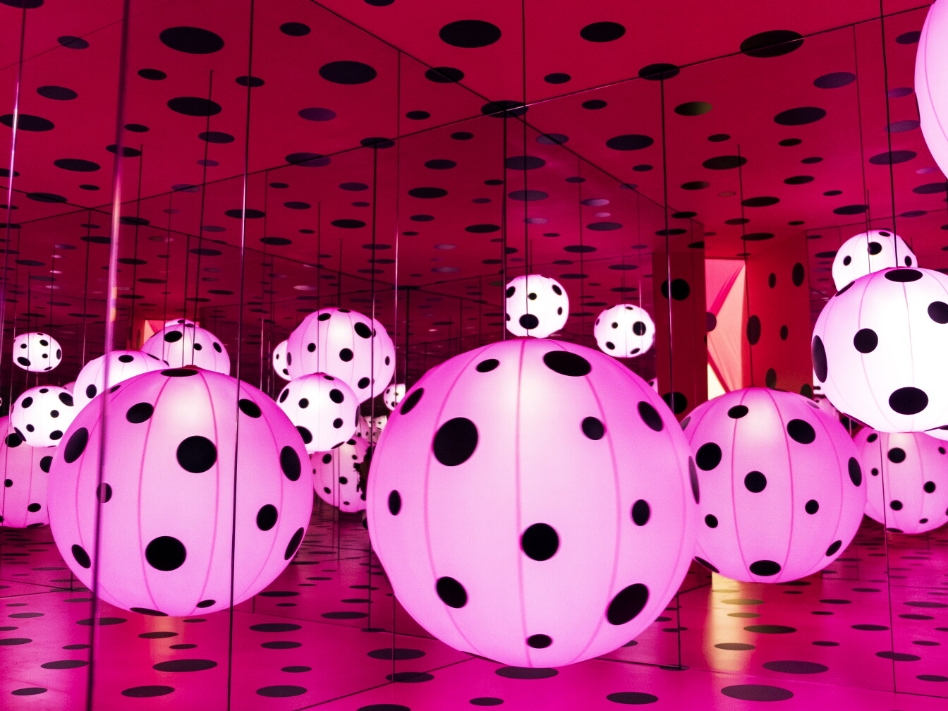 How to take the best pictures inside the Broad's Infinity Mirrors ...