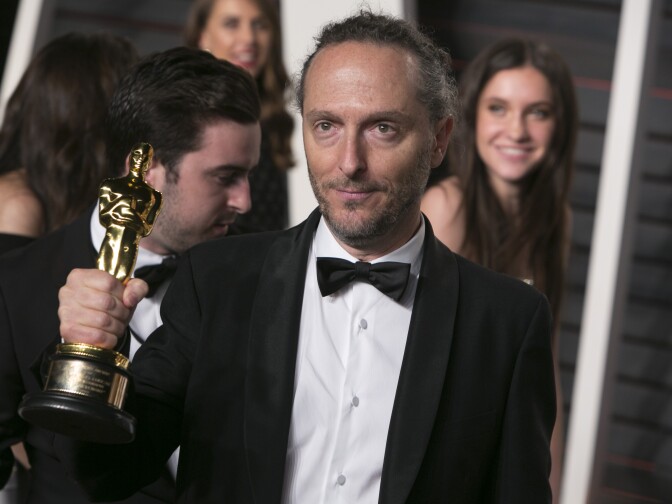 Emmanuel Lubezki holds his Oscar for best cinematography for "The Revenant" as he arrives to the 2016 Vanity Fair Oscar Party, February 28, 2016 in Beverly Hills, California. / AFP / ADRIAN SANCHEZ-GONZALEZ        (Photo credit should read ADRIAN SANCHEZ-GONZALEZ/AFP/Getty Images)