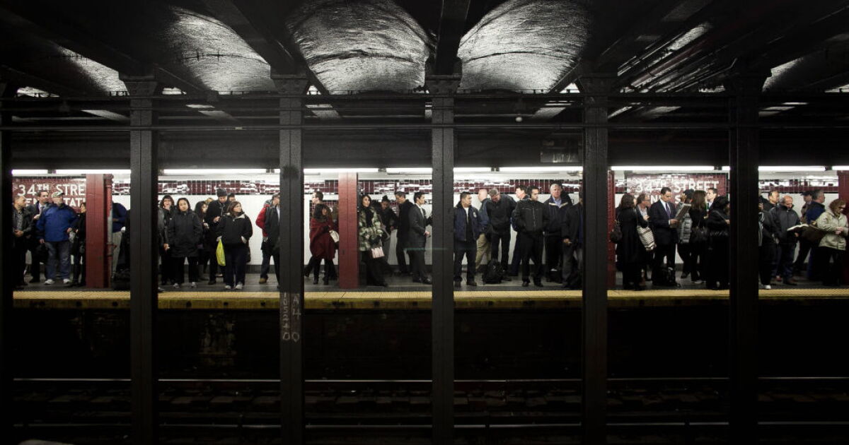 New York Post publishes photo of man’s final moments | LAist