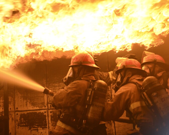 (Feb. 8, 2018) U.S. Navy Sailors assigned to the aircraft carrier USS Nimitz (CVN 68) combat a simulated class bravo fire in a simulated ship’s galley at the Bremerton International Emergency Services Training Center in Bremerton, Washington.